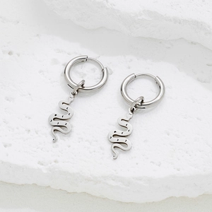 Boucles d'oreilles créoles serpent en acier inoxydable sur une base de pierre texturée