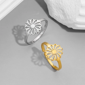Adjustable daisy cut-out flower rings in gold and silver finish stainless steel
