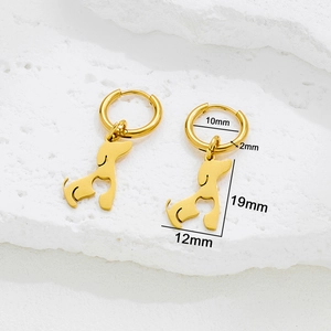 Boucles d'oreilles créoles dorées en acier avec pendentif teckel et dimensions