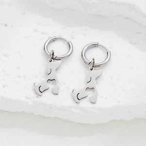 Boucles d'oreilles créoles avec pendentif chien teckel en acier poli sur pierre blanche