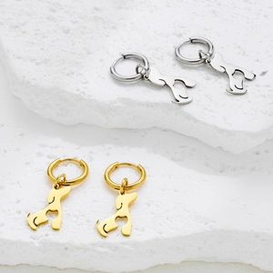 Boucles d'oreilles créoles en acier inoxydable avec pendentif teckel en argent et or
