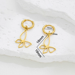 Boucles d'oreilles créoles dorées en acier inoxydable avec pendentif papillon évidé