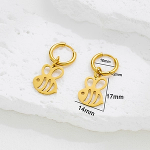 Boucles d'oreilles créoles avec pendentif abeille évidé en or sur roche blanche