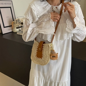 Petit sac bandoulière en paille avec rabat en cuir marron et pendentif ours