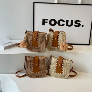 Sac bandoulière ethnique en paille avec rabat en cuir PU et pendentif ours mignon