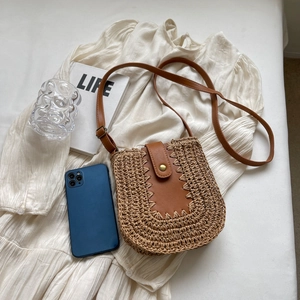 Sac à épaule en paille tressée avec bandoulière en cuir brun et design en forme de U