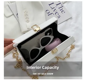 Details der Innenkapazität der weißen Box-Tasche mit Handy und Sonnenbrille innen