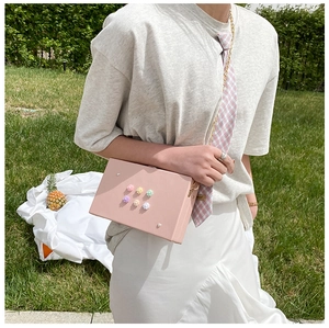 Rosafarbene Box-Tasche mit 3D-Blumenapplikationen und goldener Ketten-Schulterriemen