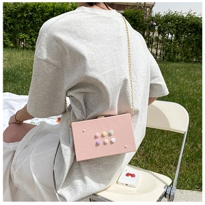 Rosa Acryl-Box-Tasche mit Blumen- und Perlenakzenten an einer goldenen Kette