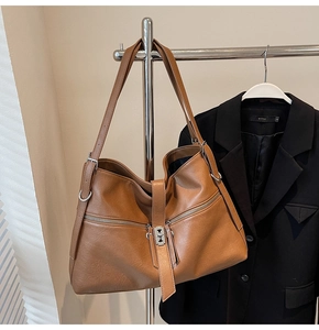 Détail du sac cabas camel avec sangle verticale et poche zippée en métal sur le devant