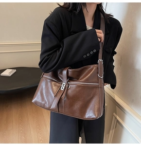 Détails du grand sac cabas marron foncé en similicuir plissé avec doubles poches avant
