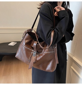 Détail du sac cabas vintage en cuir PU marron foncé avec double zip et boucle