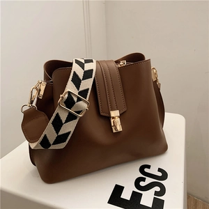 Women Bucket Shoulder Bag PU Leather Large Capacity Geometric Woven Wide Strap Retro Trendy Crossbody Handbag Gold Clasp