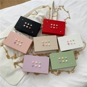 Elegante Blumen-Perlen-Box-Tasche mit Goldkette in sieben modischen Trendfarben