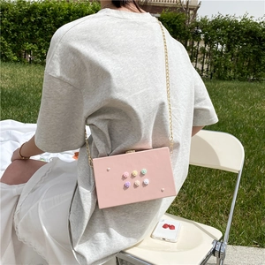 Rosa Box-Tasche mit Blumen- und Perlendekor und goldener Kette als Umhängetasche