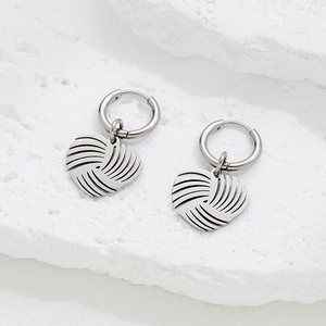 Boucles d'oreilles cœur argentées minimalistes avec texture en spirale sur pierre
