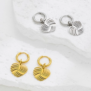 Boucles d'oreilles cœur minimalistes en acier doré et argenté à texture spirale
