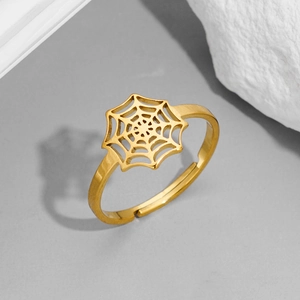 Détail de la bague gothique toile d'araignée dorée avec anneau ouvert ajustable