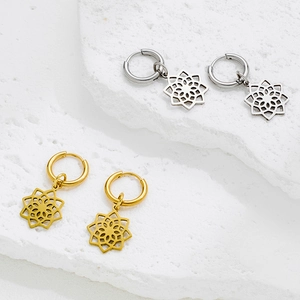Creolen mit 18K vergoldeten Mandala-Blumenanhängern in Silber- und Goldfarben
