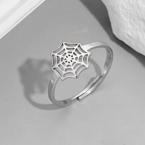 Vue détaillée de la bague gothique toile d'araignée en acier inoxydable poli