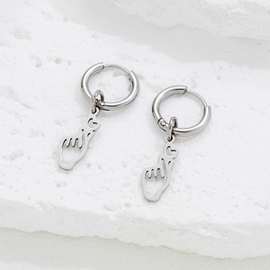 Boucles d'oreilles géométriques en argent avec breloque cœur sur pierre texturée