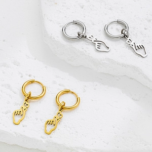 Boucles d'oreilles minimalistes geste de cœur en or et argent sur support pierre
