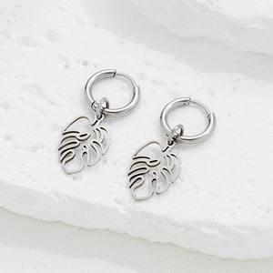 Boucles d'oreilles créoles minimalistes en acier inoxydable argenté avec feuilles
