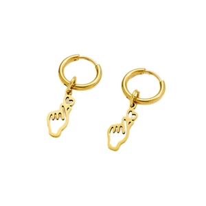 Boucles d'oreilles créoles dorées avec pendentifs geste de cœur sur fond blanc épuré