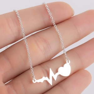 Collana minimalista in argento con ciondolo a battito cardiaco e cuore per donna