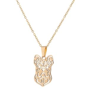 Détail du pendentif carlin avec motif ajouré sur une fine chaîne dorée en acier