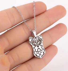 Gros plan détaillé du pendentif bouledogue français évidé en acier inoxydable poli
