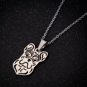 Macro d'un pendentif bouledogue français en acier inoxydable argenté sur chaîne fine