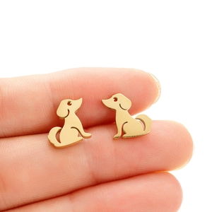 Boucles d'oreilles chiot mignon en acier inoxydable doré pour femme sur un doigt