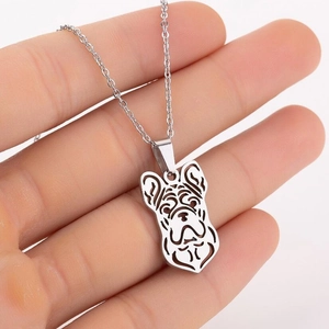 Collier en acier inoxydable avec un pendentif évidé en forme de carlin de couleur argentée