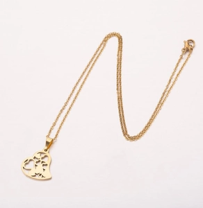 Dettaglio della collana in acciaio inossidabile placcato oro 18K con cuore traforato
