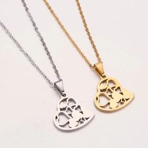 Set di due collane con pendente a cuore traforato in acciaio lucido finitura oro 18K e argento