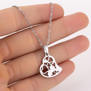 Primo piano dettagliato della collana con ciondolo a cuore traforato argento