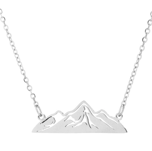 Collier minimaliste en argent avec pendentif montagne et chaîne fine sur fond blanc