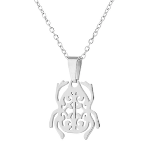 Détail du pendentif coccinelle argenté avec design en métal ajouré sur une chaîne fine