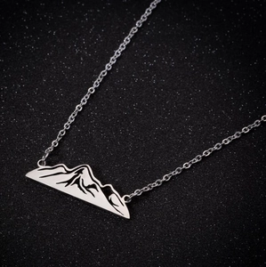 Collier minimaliste en acier inoxydable argenté avec pendentif géométrique de montagne