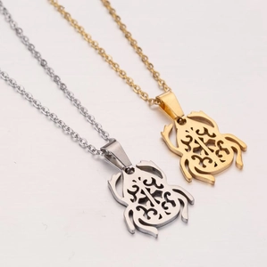 Colliers avec pendentifs grenouilles en or et argent avec design métallique ajouré poli