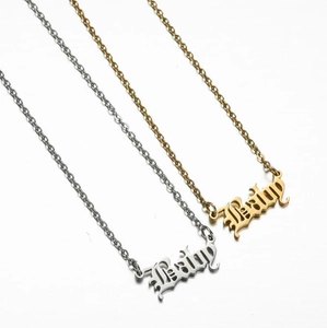 Gothic Baby Buchstaben-Halsketten in Gold und Silber mit feinen Gliederketten für Damen