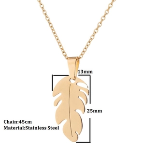 Collier pendentif plume feuille dorée en acier inoxydable sur fond blanc