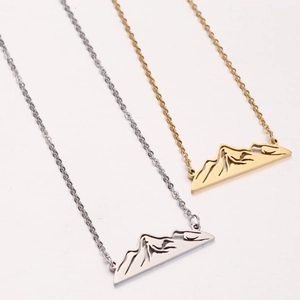 Colliers avec pendentif montagne évidé minimaliste en finitions or et argent poli