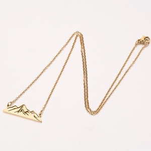 Collier minimaliste doré avec pendentif montagne évidé et chaîne circulaire fine