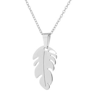 Vue détaillée du pendentif feuille argentée avec texture brossée et chaîne fine