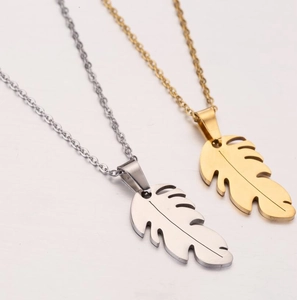 Colliers pendentifs feuille de monstera dorés et argentés avec nervures évidées