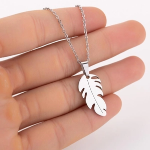 Vue detaillee du pendentif feuille argentee montrant la texture fine et la chaine