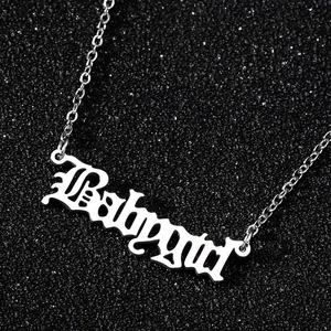 Vue détaillée du collier Babygirl en argent de style gothique avec chaîne à maillons