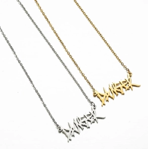 Colliers pendentifs lettres AVRIL en or et argent de style punk sur fond blanc